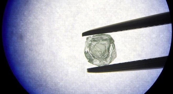 O diamante 'Matrioska' visto em um microscópio: 'único na história da mineração'
